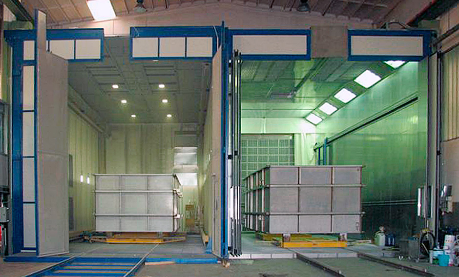 Sinistra: <strong>Sandblasting Booth</strong>, Dim. 15.0L x 7.5W x 7.5H metre.

Destra: <strong>Pickling & painting booth</strong>, Dim. 15.0L x 7.5W x 7.5H metre.