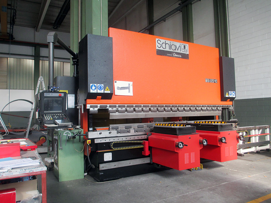 “Schiavi” folding machine, mod. HFB 220-40, complete of 3D programming, and having the following characteristics:
<br/>» Max. bending length: 4 m
<br/>» Max. power: 240 tons